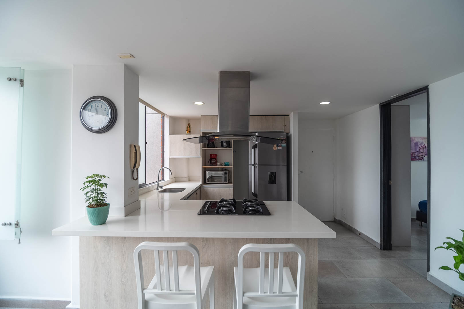 hermosa-foto-casa-moderna-cocina-comedor-min